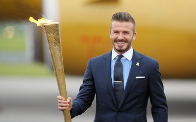 浩瀚电竞动态-于帕梅卡诺这防守动作真大